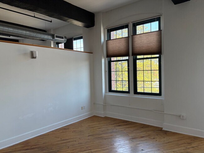 Building Photo - Sleek Manhattan Style Urban Condo Now Available in Byrne Lofts