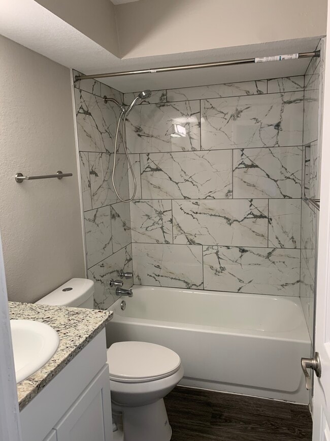 Building Photo - High Oaks