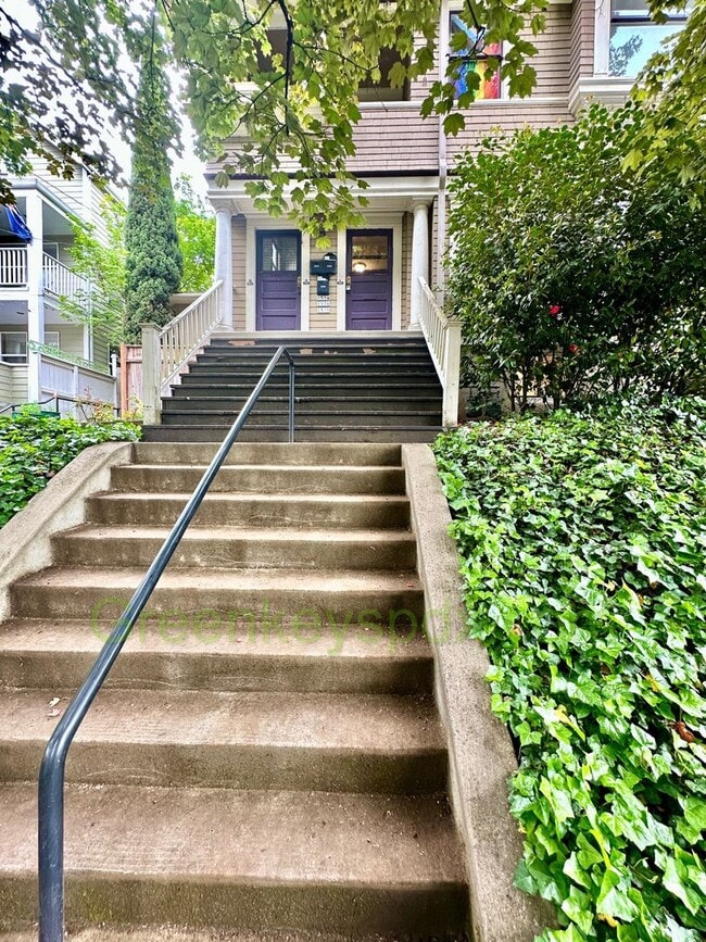 Building Photo - Huge Gorgeous 5 Bedroom 5 Bath Unit in SW ...