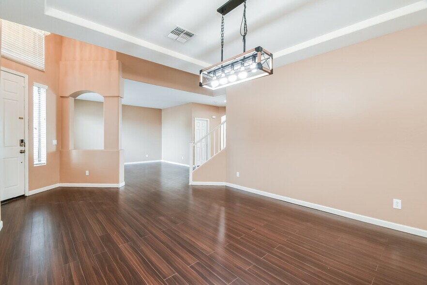 Building Photo - 10047 E Lakeview Ave