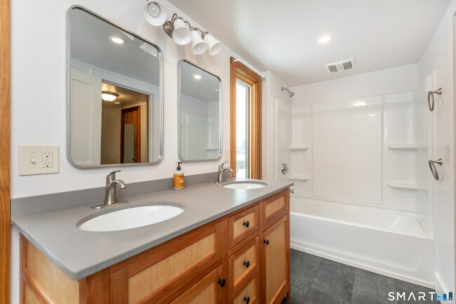 Building Photo - 14 Browns Ln