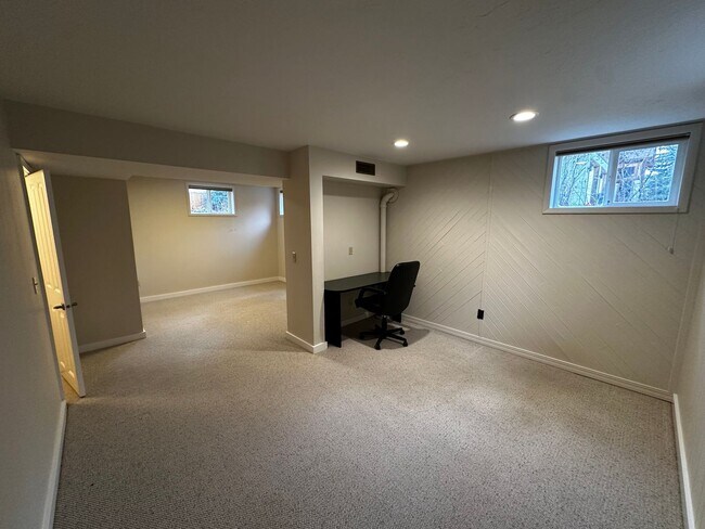 Building Photo - 4 Bed, 3 Bath Home in Hailey, Idaho with Beautiful Mountain Views