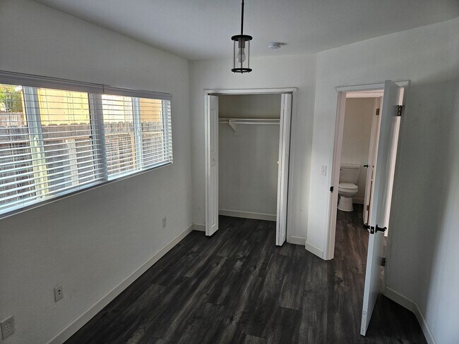 Building Photo - Wonderful 1 Bed 1 Bathroom Condo In Escondido - Call Today
