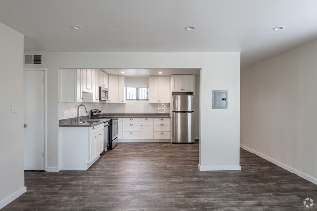 2BR, 1BA - 895 SF - Outrigger Apartments