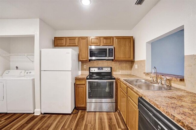 Building Photo - 2518 Riverside Dr