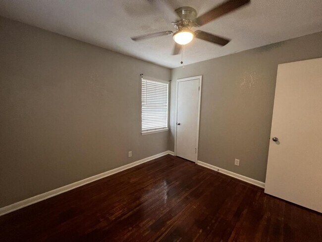 Building Photo - 806 Sandy Ct