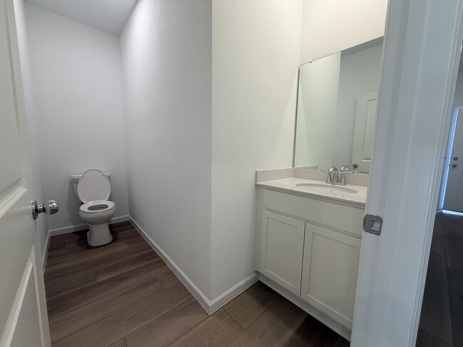 Building Photo - 523 Holly Lks Dr