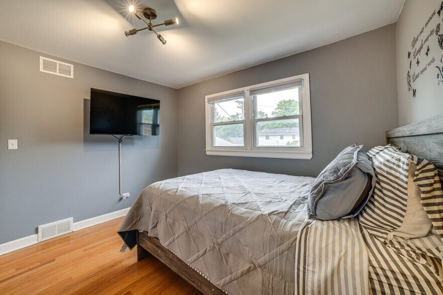 Building Photo - 737 E 157th Pl