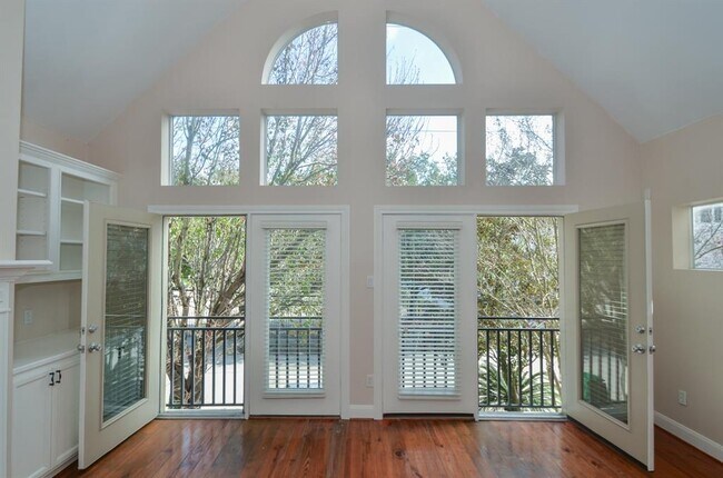 Building Photo - 703 Detering St