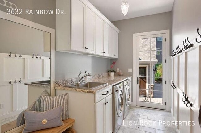 Building Photo - 3632 Rainbow Dr