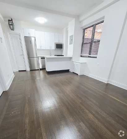 Building Photo - 140 W 55th St