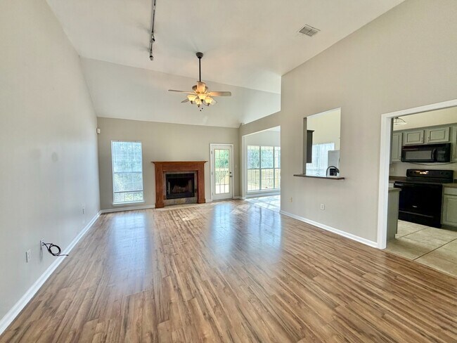 Building Photo - 81 Lake Front Dr