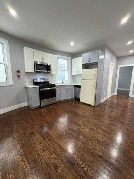 223 Bayview Ave 1 - 221 Bayview Ave