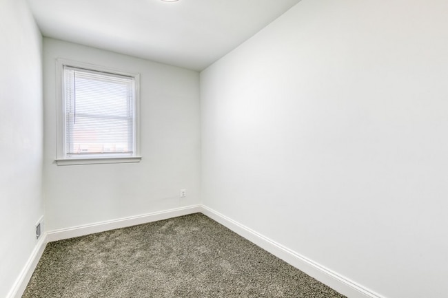 Building Photo - 2226 Redthorn Rd
