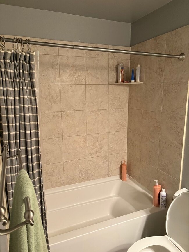 Building Photo - Bright and Sunny 2-Bedroom/2-Bathroom for ...