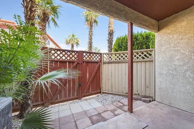 Building Photo - Beautifully remodeled and move in ready, this updated 1-bed, 2-bath condo sits in the heart of do...