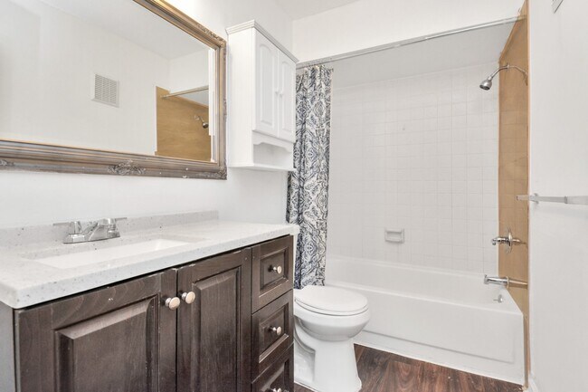 Building Photo - 7400 Bellerive Dr