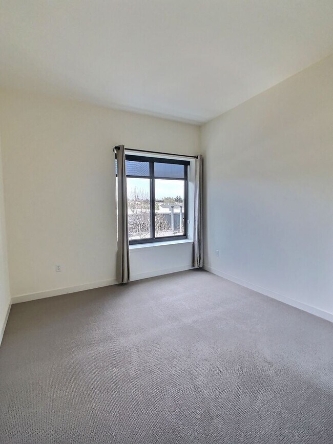 Building Photo - Top-Floor Sunset Facing 2 Bedroom Condo Fo...
