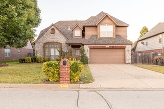 Building Photo - 5 Bed / 2.5 Bath in South Tulsa!