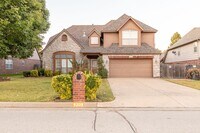Building Photo - 5 Bed / 2.5 Bath in South Tulsa!