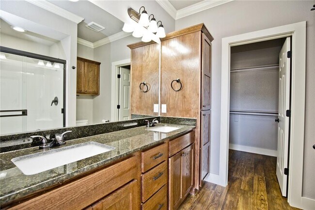 Building Photo - 207 Alder St