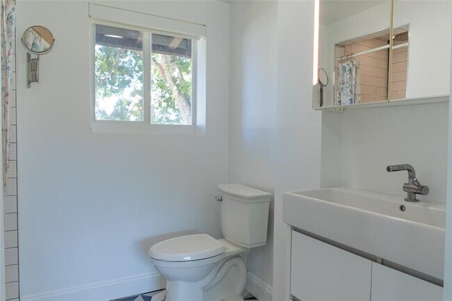Building Photo - 2101 SW 33rd Ave