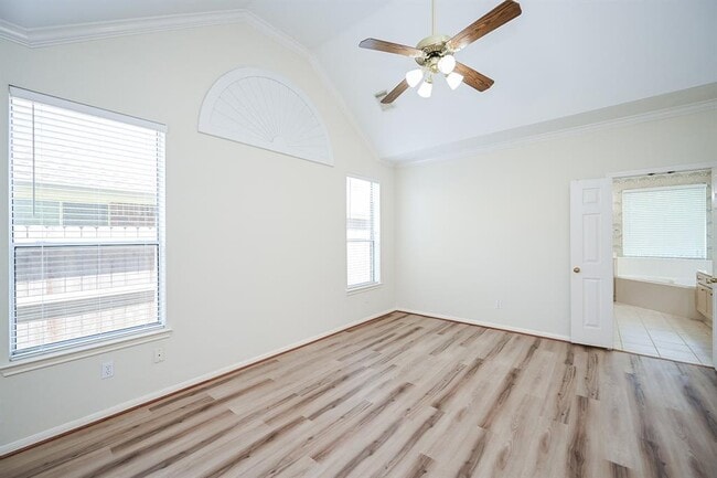 Building Photo - 18018 Somerset Knolls Ct