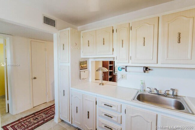 Building Photo - 300 NE 26th Ave