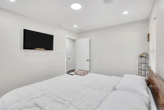 Building Photo - 1703 Ansbury Dr