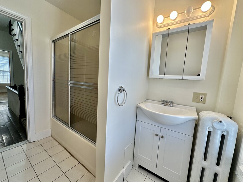 Building Photo - 386 Centre St