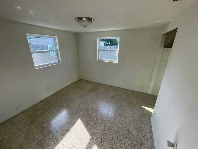 Building Photo - 2/1/1 New Port Richey