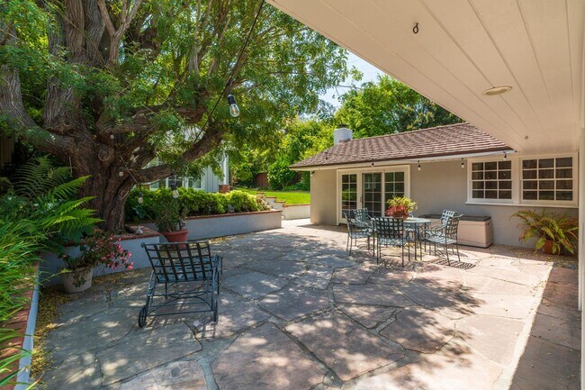 Building Photo - Valmonte 3 bed/3 bath Home plus guest house.