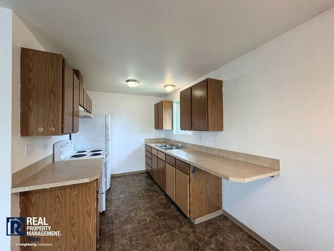 Building Photo - SJS 547 LLC - 9002 (Cascade group - Silver)