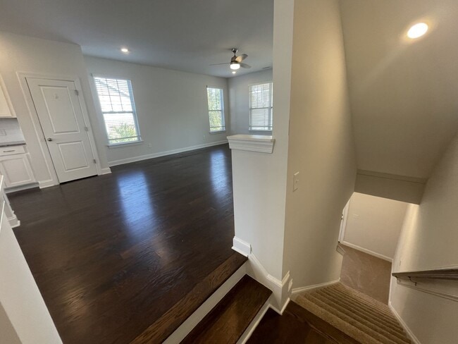 Building Photo - 3 Bd 3.5 Ba end unit townhouse