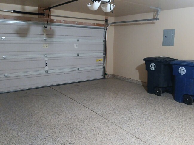 Building Photo - 3 Bedroom, 2 Bathroom Home! Schedule a Showing Soon!