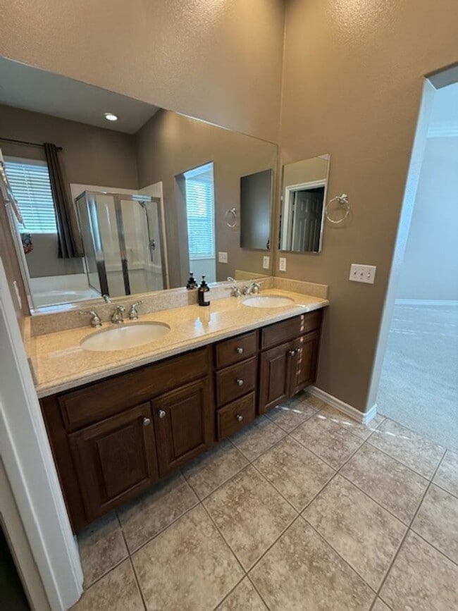 Building Photo - Condo in highly sought-after Vantage Commu...