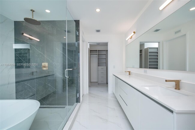 Building Photo - 700 NE 24th St