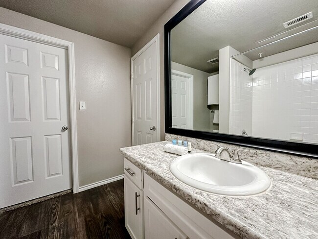 Building Photo - 6225 Saratoga Blvd