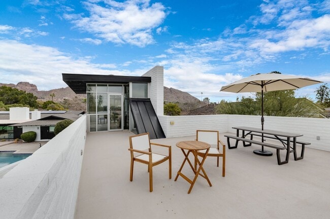 Building Photo - Mid-century modern home in Arcadia with pr...