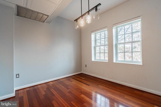 Building Photo - 1713 N Troy St