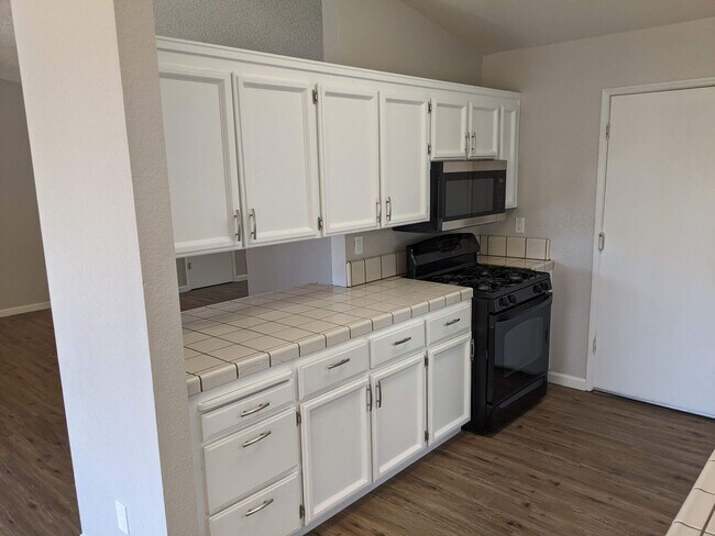 Building Photo - Nice 3 bedroom home, recently updated offe...