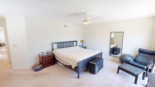 Building Photo - Spacious 4 Bedroom 3.5 Bathroom Coronado H...