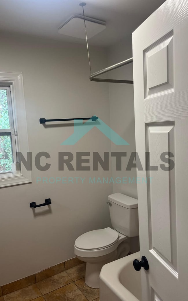 Building Photo - 1212 Red Oak Ave