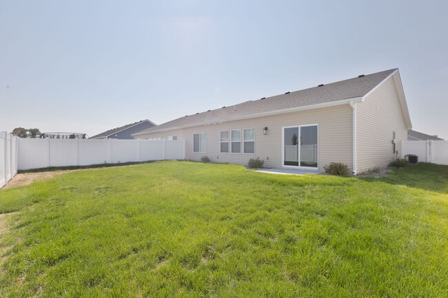 Building Photo - DARLING 3 BED 2 BATH HOME WITH XL 2-ASTALL...