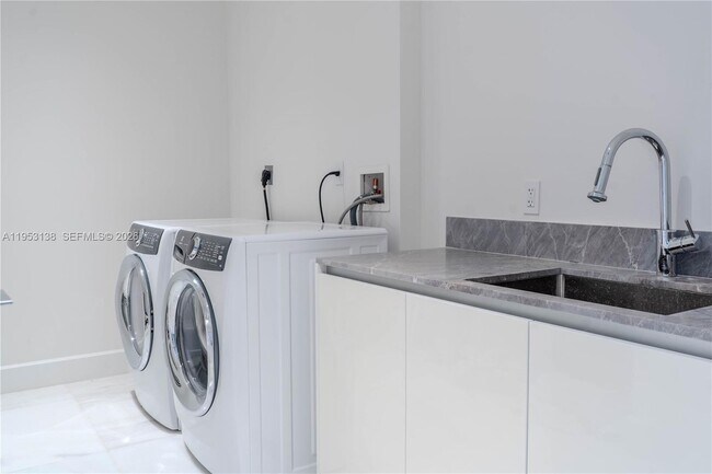 Building Photo - 700 NE 26th Terrace