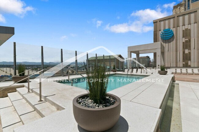 Building Photo - Luxury Condo with Stunning Views and Central AC