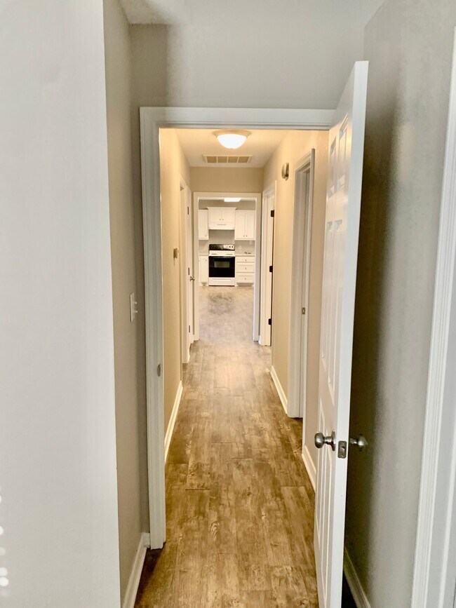 Building Photo - 2 Bed 2 Bath Duplex!