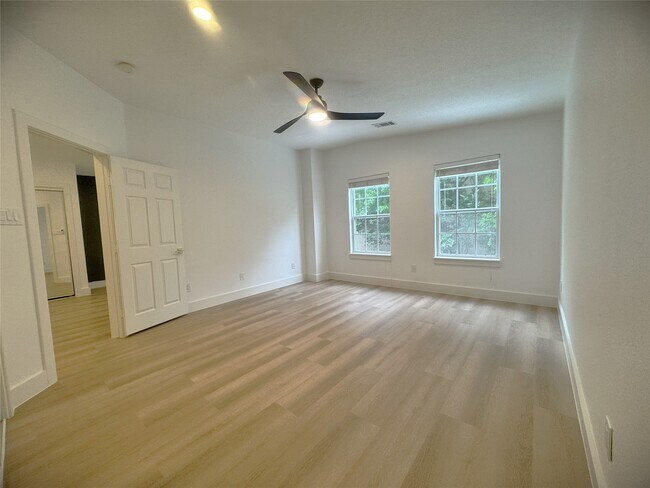 Building Photo - 516 S Post Oak Ln