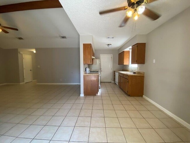 Building Photo - 704 E Logan St