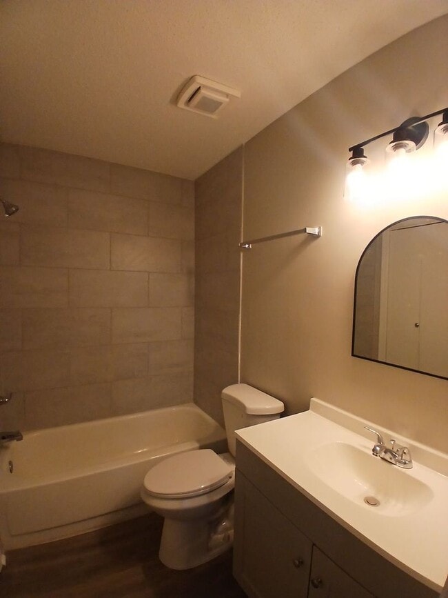 Building Photo - Spacious 3 Bedroom 2 Bath Duplex |  Open To Section 8